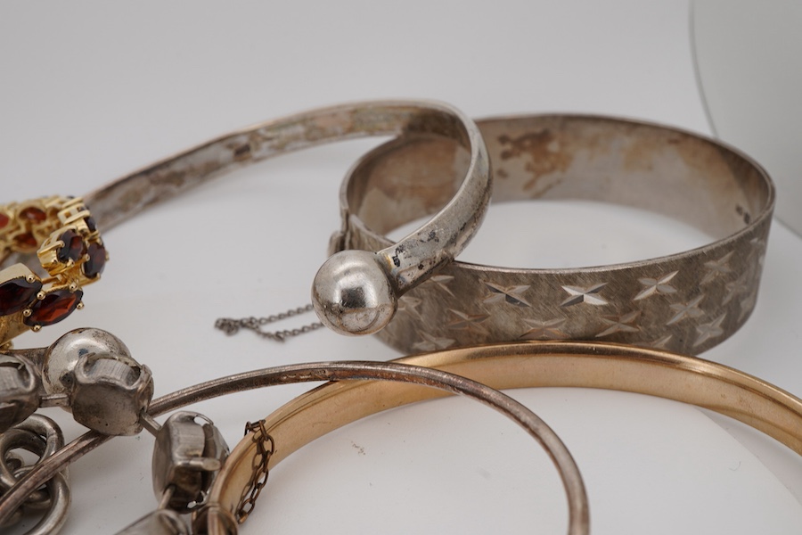A small quantity of assorted mainly modern silver and 925 jewellery including garnet set gilt 925 bracelet, pendants, necklaces and bangles.